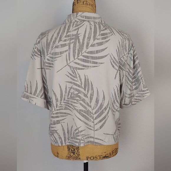 Jane + Delancey Palm Print Short Sleeve Button Down Sz S Gray - Picture 3 of 10